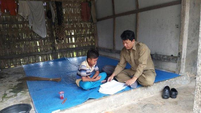 VIRAL Guru Terpaksa Langgar Peraturan, Datangi Murid Satu-satu di Rumah, Tak Semua Punya Smartphone