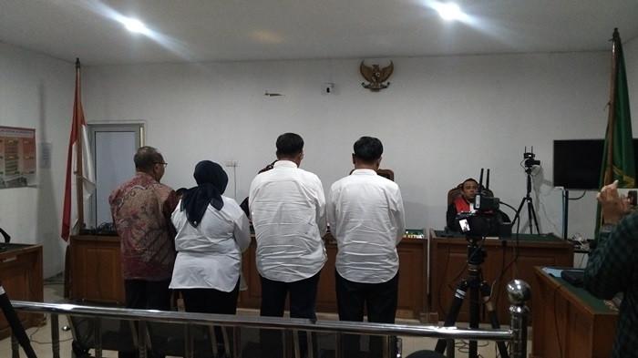 VONIS - Tiga mantan anggota DPRD OKU bersama mantan Kepala Dinas PUPR Kabupaten OKU berdiri mendengarkan putusan dari majelis hakim atas kasus korupsi fee proyek pokir, Selasa (9/12/2025). Terdakwa Umi Hartati, Fahruddin, dan Ferlan dijatuhi hukuman 4 tahun 10 bulan penjara.