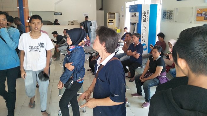 Takut Kena Denda, Ratusan Wajib Pajak Serbu Kantor Samsat