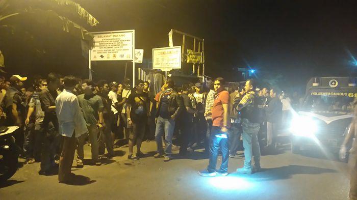 BREAKING NEWS: Saat Berbuka Puasa, Dua Kelompok Warga Bentrok