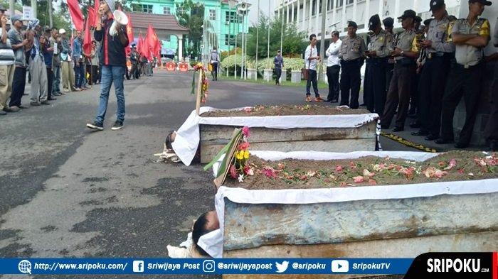 Dua Makam Sengaja Diletakkan di Halaman Kantor Gubernur Sumsel, Warga Komering Tuntut Keadilan
