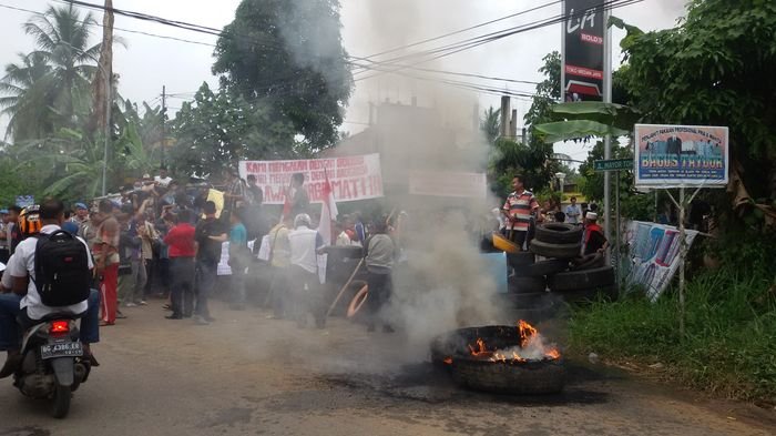 BREAKING NEWS: Tolak Eksekusi, Warga Jalan Mayor Toha Lubuklinggau Blokir Jalan