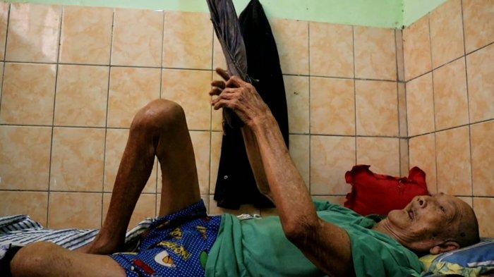 Tak Terjamah Bansos, Kakek Zainal Warga Prabumulih yang Lumpuh Tinggal di Toilet Samping Rumah Anak