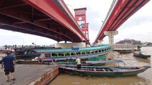 Aktivitas-angkutan-Sungai-Musi-di-bawah-Jembatan-Ampera-pada-hari-Senin-11122023-1.jpg