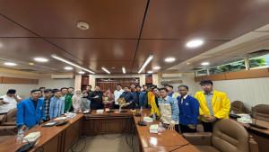 Andie-dan-mahasiswa-ke-senayan.jpg