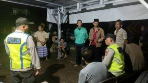 Anggota-Polsek-Cempaka-saat-di-rumah-duka-almarhumah-Plora-di-Desa-Harisan-Jaya.jpg