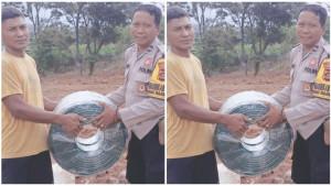 Anggota-Polsek-Lawang-Kidul-Polres-Muara-Enim-secara-simbolis-memberikan-bantuan-selang.jpg