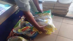 Beras-SPHP-masuk-ke-warung-warung.jpg