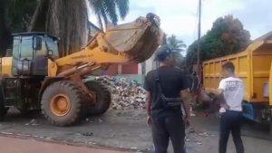 Besihkan-Sampah-di-Taman-Kota-Prabujaya-Prabumulih.jpg