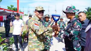 Bupati-Menyerahkan-Sekop.jpg