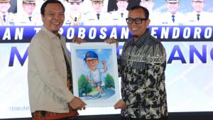 Bupati-OKU-Terima-Cinderamata-Karikatur-dari-Sripo-Tribun-Sumsel-di-Acara-Gebrakan-Sang-Pemimpin.jpg