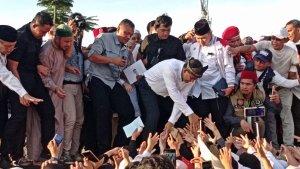 Capres-nomor-urut-01-Anies-Bawesdan-menjumpai-pendukungnya-pada-kampanye-akbar-di-Palembang-1.jpg