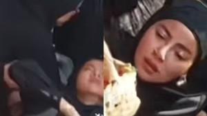 Detik-detik-Olla-Ramlan-Pingsan-di-Pemakaman-Ibunya.jpg