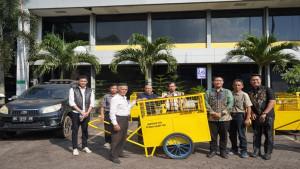 Dukung-Kebersihan-Lingkungan-PTBA-Serahkan-9-Unit-Gerobak-Sampah-untuk-Warga-Ring-1-Kertapati.jpg