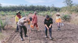 Dukung-Program-Ketahanan-Pangan-Polsek-Gelumbang-Muara-Enim-Tanam-Jagung-Bersama-Masyarakat.jpg