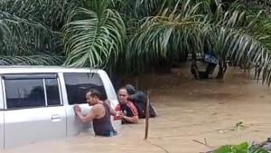 Evakuasi-mobil-terendam-banjir.jpg