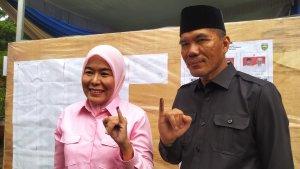 Fitrianti-Agustinda-Didampingi-Sang-Suami-Nyoblos-di-TPS-04-Bukit-Lama.jpg
