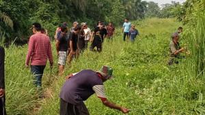 Gotong-royong-bersihkan-jalan-Sukosari-2.jpg