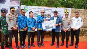 Gubernur-Herman-Deru-Gelontorkan-Rp-40-Miliar-Bantu-Pembangunan-Infrastruktur-Kabupaten-Empat-Lawang.jpg