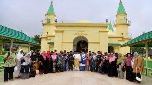 Gubernur-Kepri-H-Ansar-Ahmad-berfoto-bersama-dengan-pengunjung-Masjid-Raya-Sultan-Riau.jpg