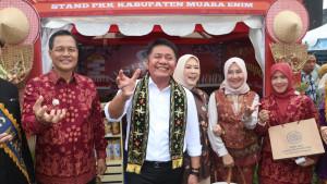 Gubernur-Sumsel-H-Herman-Deru-dan-Ketua-TP-PKK-Provinsi-Hj-Febrita-Lustia.jpg