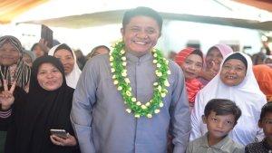 Gubernur-Sumsel-H-Herman-Deru-disambut-dengan-pengalungan-bunga.jpg