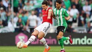 palembang/Harry-Maguire-kiri-merebut-bola-dengan-Ayoze-Perez.jpg