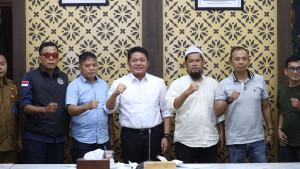 Herman-deru-temui-suporter-Sriwijaya-FC.jpg