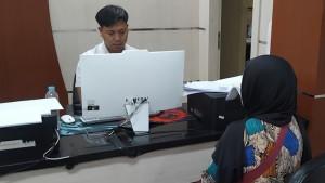Ira-Atika-seorang-wanita-di-Palembang-mengadu-ke-SPKT-Polda-Sumsel.jpg