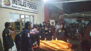 Jasad-korban-pembunuhan-di-Muba-saat-dibawa-ke-RS-Bhayangkara-Palembang.jpg