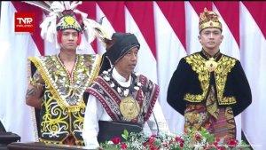 Jokowi-Kenakan-Pakaian-Adat-Suku-Tanimbar.jpg