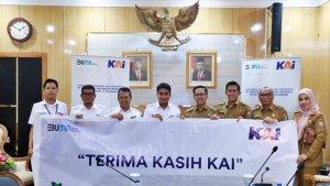 KAI-secara-simbolis-menyalurkan-bantuan-dana-CSR-kepada-masyarakat-di-sumsel-2.jpg