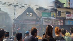 KEBAKARAN-DI-DEPAN-PASAR-LEMABANG.jpg