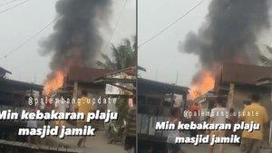 Kebakaran-di-Masjid-Jamik-Plaju-Palembang.jpg