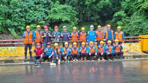 Menembus-Gelap-dan-Badai-Kisah-Pegawai-PLN-Manna-Hadirkan-Terang-Hingga-Pelosok.jpg