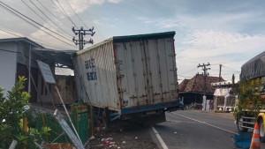 Mobil-boks-tabrak-rumah-di-Ogan-Ilir.jpg