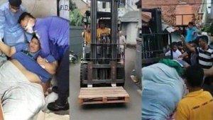 Muhammad-Fajri-27-pria-dengan-bobot-300-kg-dievakuasi-menggunakan-forklift.jpg