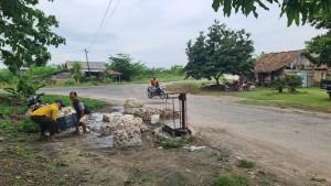 PETANI-TIMBANG-KARET-OKUT.jpg