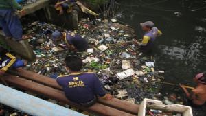 PUPR-bersihkan-sampah.jpg