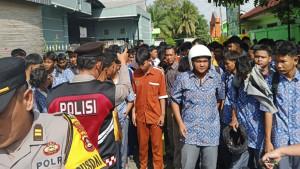 Pelajar-SMKN-3-Lubuklinggau-saat-dibariskan-di-depan-MAN-2-karena-terlibat-tawuran.jpg