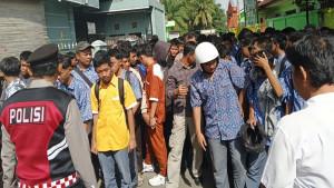 Pelajar-SMKN-3-Lubuklinggau-saat-dibariskan-di-depan-MAN-2-pasca-aksi-lempar-batu.jpg