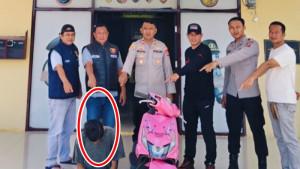 Pelaku-Aldi-beserta-barang-bukti-motor-honda-Beat-diamankan-Polsek-Teluk-Gelam.jpg