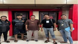 Pelaku-Budi-Madgani-ketiga-dari-kiri-dan-kanan-saat-diamankan-di-Satreskrim-Polres-Banyuasin.jpg