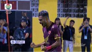 palembang/Penyerang-PSM-Makassar-Yance-Sayuri-berselebrasi-seusai-mencetak-gol.jpg