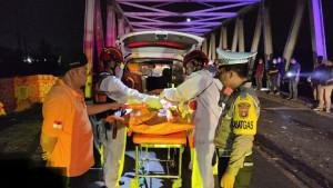 Polisi-bersama-BNPB-mengevakuasi-jasad-pria.jpg