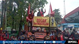 Ratusan-buruh-gelar-aksi-di-depan-Kantor-Gubernur-Sumsel-meminta-kenaikan-Upah-Minimum-Provinsi.jpg