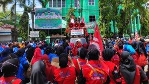 Ratusan-buruh-melakukan-aksi-di-Kantor-Gubernur-Sumatera-Selatan-ump.jpg