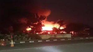 Rumah-Dinas-Dansat-Brimob-Polda-Sumsel-yang-berlokasi-di-Jalan-Demang-Lebar-Daun-terbakar.jpg