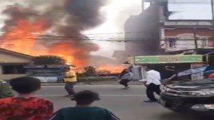 Sebanyak-dua-rumah-di-jalan-DI-Panjaitan-Kelurahan-Tangga-Takat-terbakar.jpg