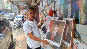 Seorang-pedagang-di-Palembang-perlihatkan-foto-Presiden-dan-Wapres-RI-Minggu-20102024.jpg